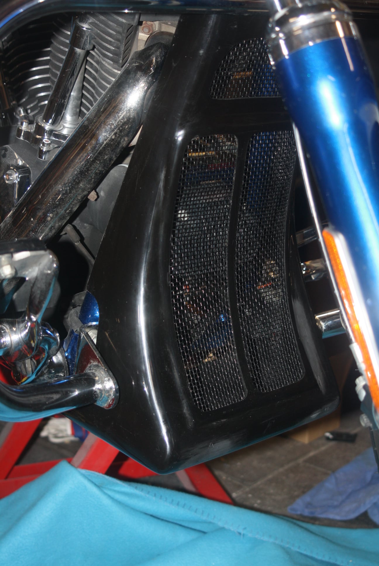 DYNA WIND BLOCK SPOILER FOR BIKES WITH AN ENGINE GAURD (1)