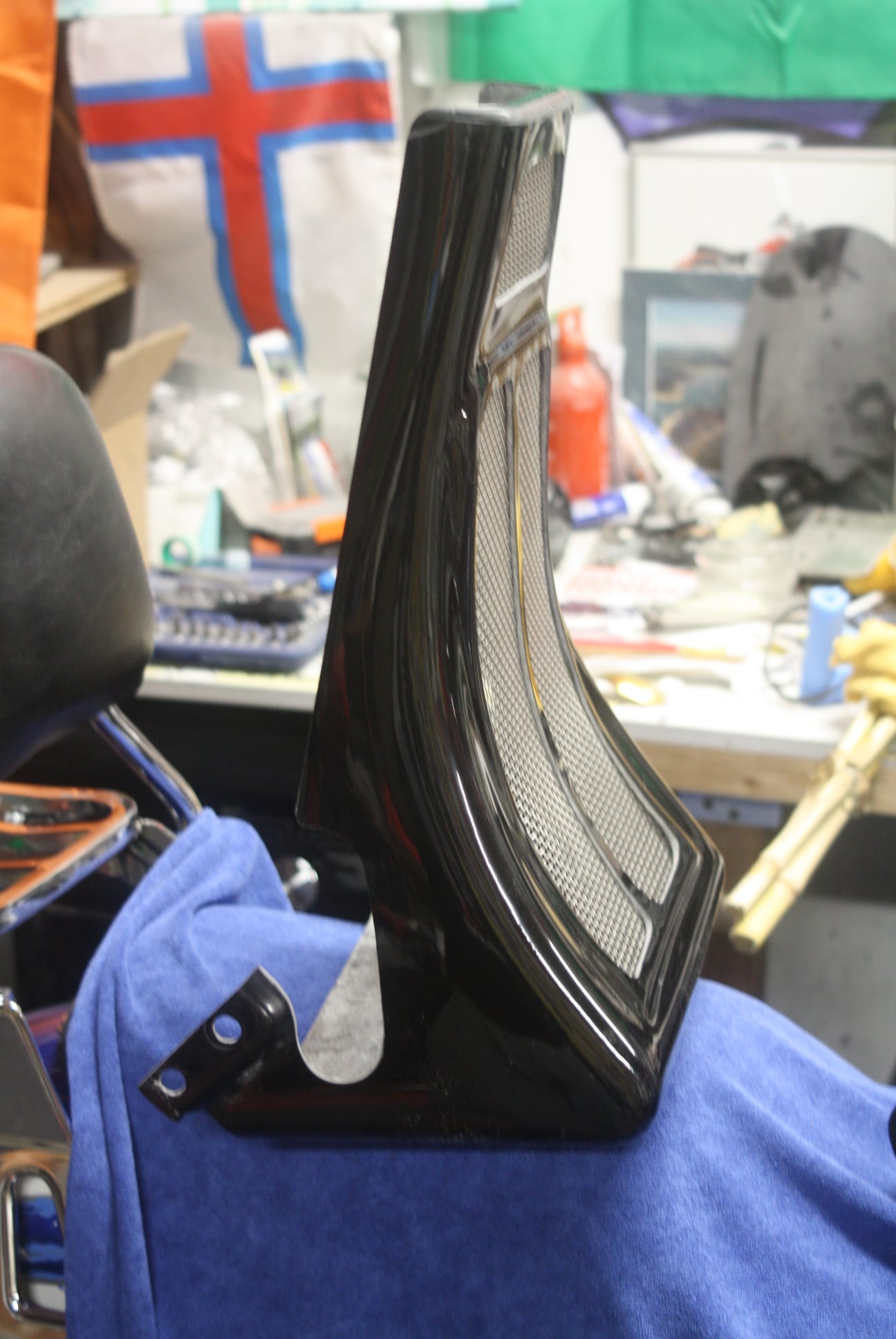 DYNA WIND BLOCK SPOILER FOR BIKES WITH AN ENGINE GAURD (2)