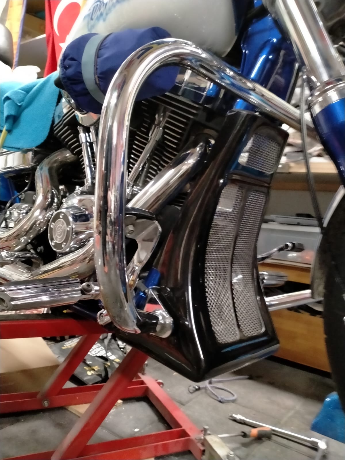 DYNA WIND BLOCK SPOILER FOR BIKES WITH AN ENGINE GAURD (4)