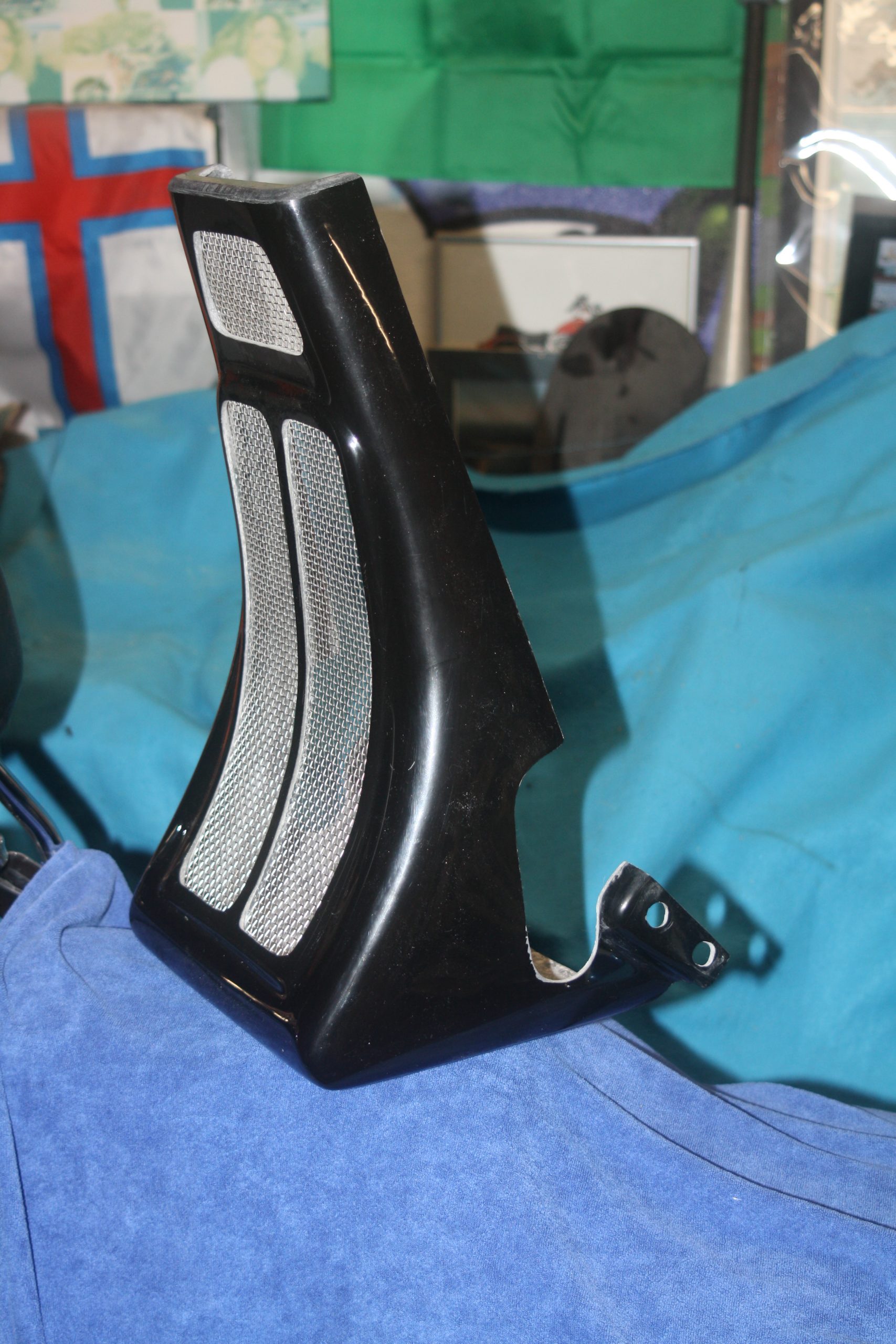 DYNA WIND BLOCK SPOILER FOR BIKES WITH AN ENGINE GAURD (7)